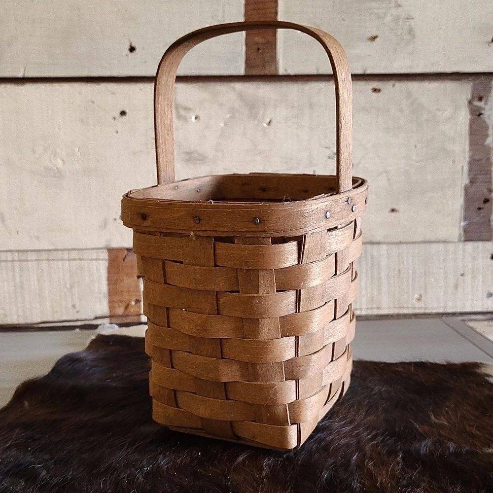 Longaberger basket woven 1985 with handle vintage